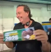 Ex-ministro de Bolsonaro distribui adesivos pró-Flávio no Carnaval