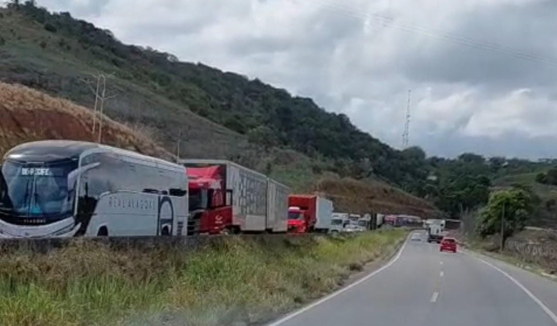 Colisão entre caminhões deixa trânsito parado em trecho da AL-101 na região do Cocal