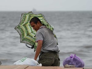 Tufão Yutu toca solo no norte das Filipinas com ventos de 140 km/h