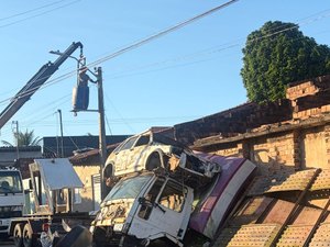 Após prefeitura repor lâmpada, dono de sucata desafia moradores e arranca braço de poste