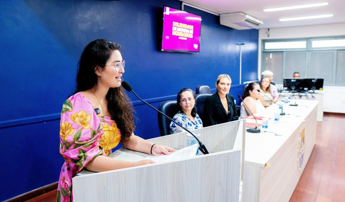 'Em Maceió, os Direitos básicos só chegam por ordem judicial', diz Teca Nelma durante sessão