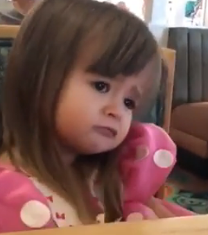 [Vídeo] Cearense de dois anos se irrita com falta de cuscuz na Disney