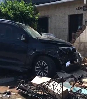 [Vídeo] Acidente envolvendo viatura da polícia deixa feridos e muro destruído na Gustavo Paiva