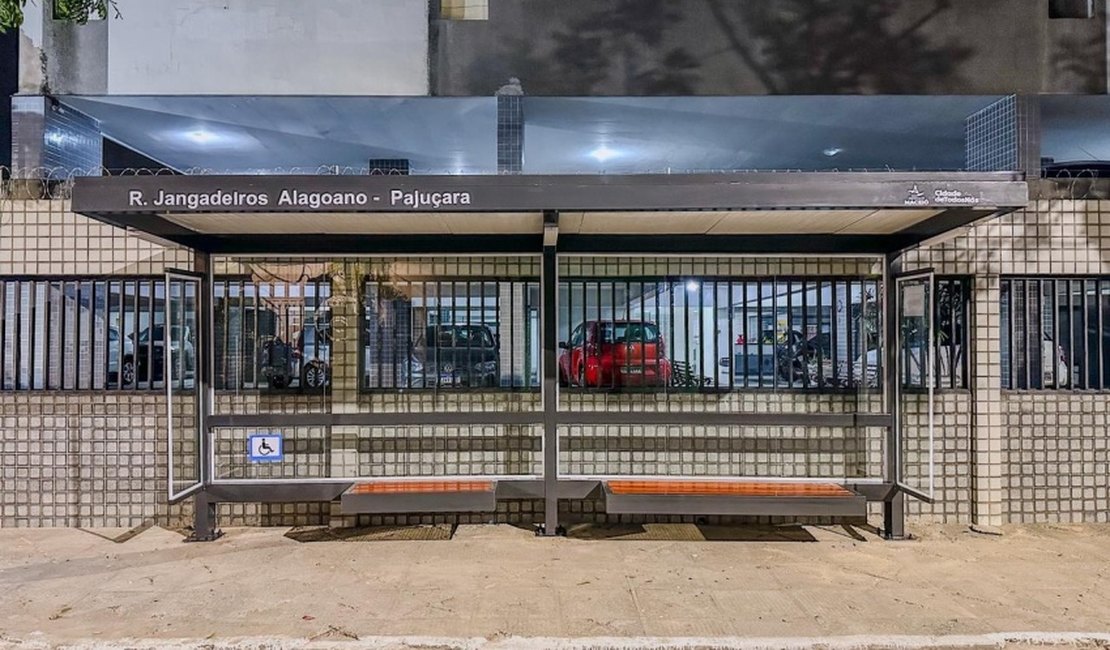 Prefeitura instala novo abrigo de ônibus na Rua Jangadeiros Alagoanos, na Pajuçara