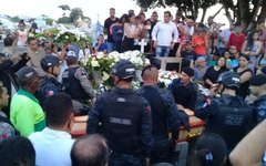 Familiares, amigos e colegas de farda dão último adeus a policial Laysa