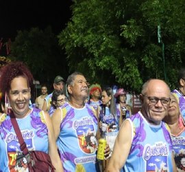 Multidão segue e brinca com o Carcará na Folia, bloco da PM que abriu o Carnaval em Santana do Ipanema