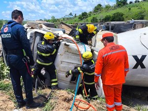 Motorista preso em ferragens após capotamento é resgatado na divisa entre Alagoas e Pernambuco