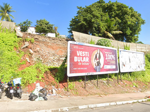 Ladeira do Brito é parcialmente interditada após deslizamento de barreira