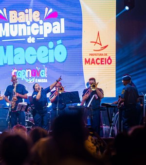 Baile Municipal resgata tradição e anima foliões na Praça Dois Leões