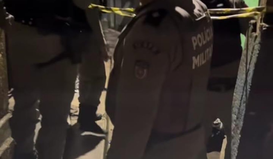 Homem é perseguido e brutalmente assassinado a tiros e pauladas no Jacintinho