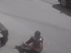 [Vídeo] Homem é arremassado para fora de seu veículo no Santos Dumont