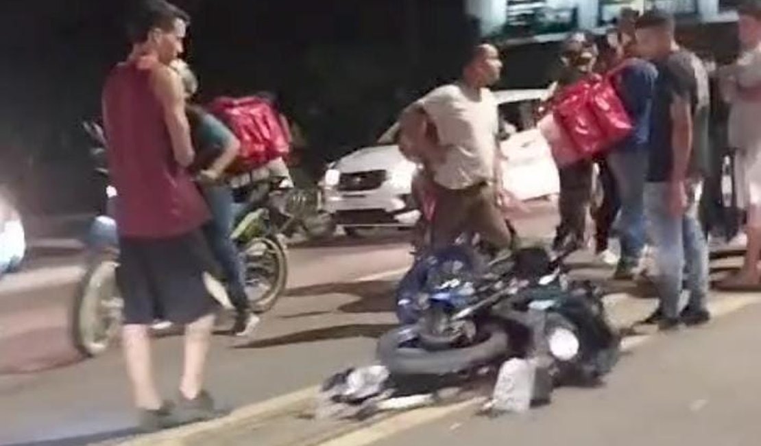 Homem sofre queda de motocicleta na Avenida Leste-Oeste
