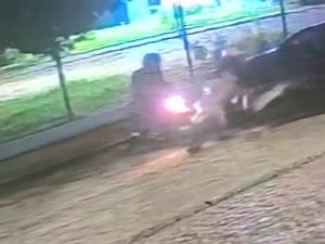 Dupla furta moto de estudante em frente a escola no bairro Baixão, em Arapiraca