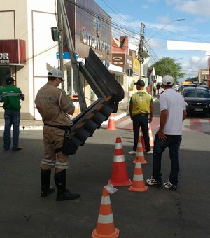 Semáforo com base enferrujada cai no meio da rua em cruzamento de Arapiraca