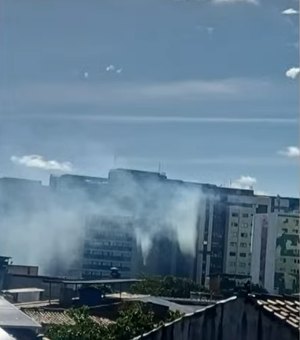 Incêndio atinge academia de edifício na Pajuçara e é controlado pelo Corpo de Bombeiros
