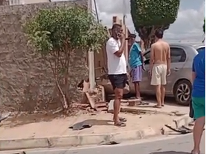 Carro perde controle e atinge muro de residência no bairro Planalto, em Arapiraca