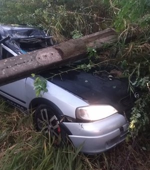 Carro colide em poste e deixa condutor morto no Passo de Camaragibe