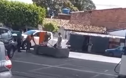 [Vídeo] Carro derruba bomba de combustível em posto na Ponta da Terra