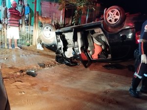 Carro capota em frente ao centro de treinamento do Asa