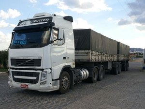 Dupla sequestra motorista e caminhão com carga avaliada em R$100 mil é roubado