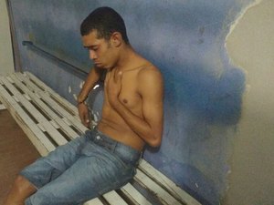 Homem é preso ao tentar esconder moto roubada em residência abandonada