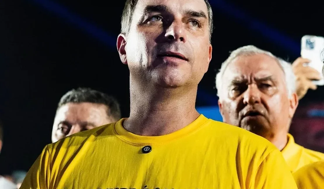 Flávio Bolsonaro pode escolher o candidato a governador de Alagoas nas próximas horas