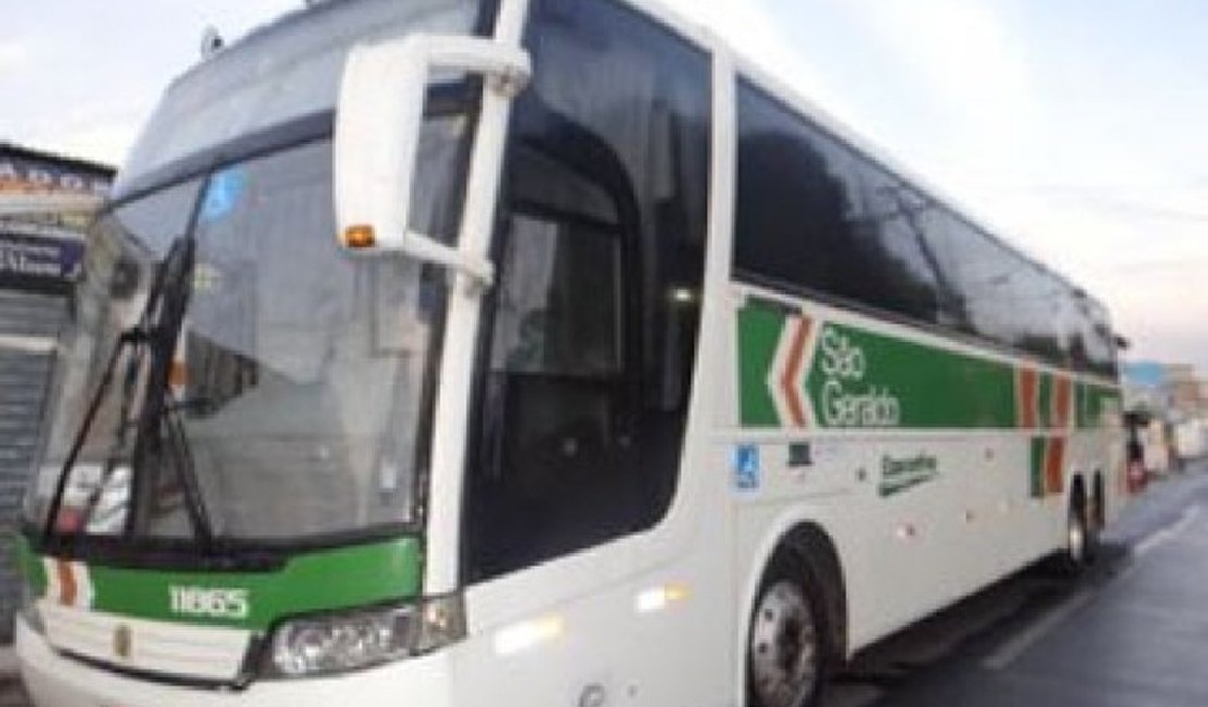 Ônibus que saiu de Arapiraca para SP é atacado por bandidos na BA
