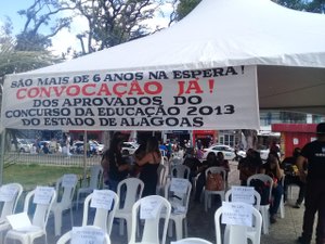 Em frente ao TJ, reserva do concurso da educação protesta por nomeação
