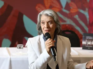 Democracia está nas mãos do povo, não em palácios, diz Cármen Lúcia