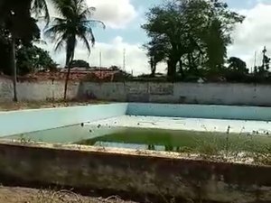 Moradores denunciam água parada em piscinas abandonadas na antiga sede do ASA 