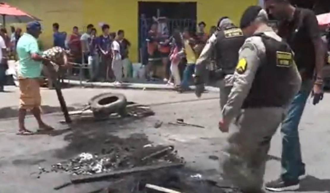 [Vídeo] Moradores do Benedito Bentes bloqueiam via princial do bairro em protesto contra falta de água