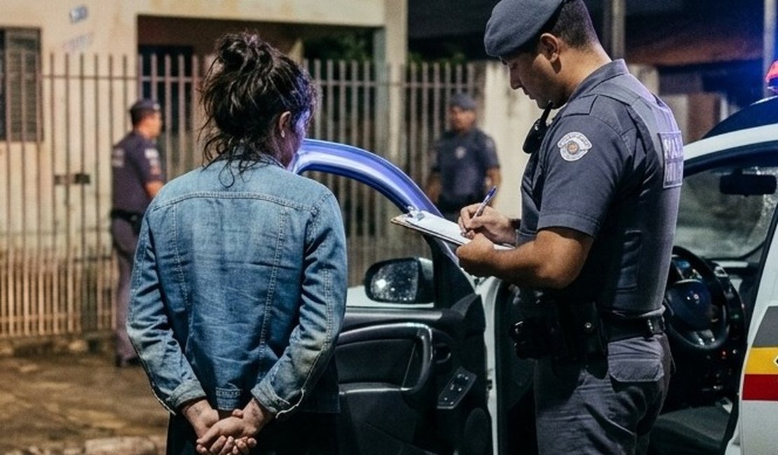 Mulher consegue fugir de casa e aciona a polícia após ser agredida em Pindorama