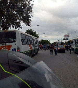 Usuários de transporte de Rio Largo realizam protesto na BR-104