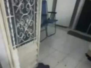 Jovem morre queimado e mulher fica gravemente ferida em incêndio dentro de kitnet em Maceió