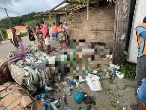 Caminhão tomba e deixa um morto e dois feridos em Matriz de Camaragibe