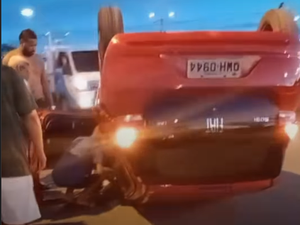 Carro capota após colisão em cruzamento no Conjunto Maceió I, na parte alta da cidade