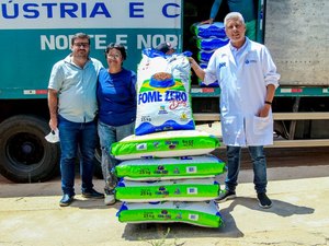 Parceria entre Meu Amigo Pet e Coagro garante uma tonelada de ração para animais abandonados, em Arapiraca