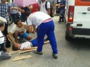 Estudantes guiam moto em alta velocidade e colidem com outra motocicleta