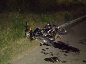 Colisão entre carro e motocicleta deixa uma pessoa ferida em Olho D'água das Flores