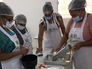 Em Maragogi, mulheres do Assentamento Javarí recebem capacitação em processamento de macaxeira