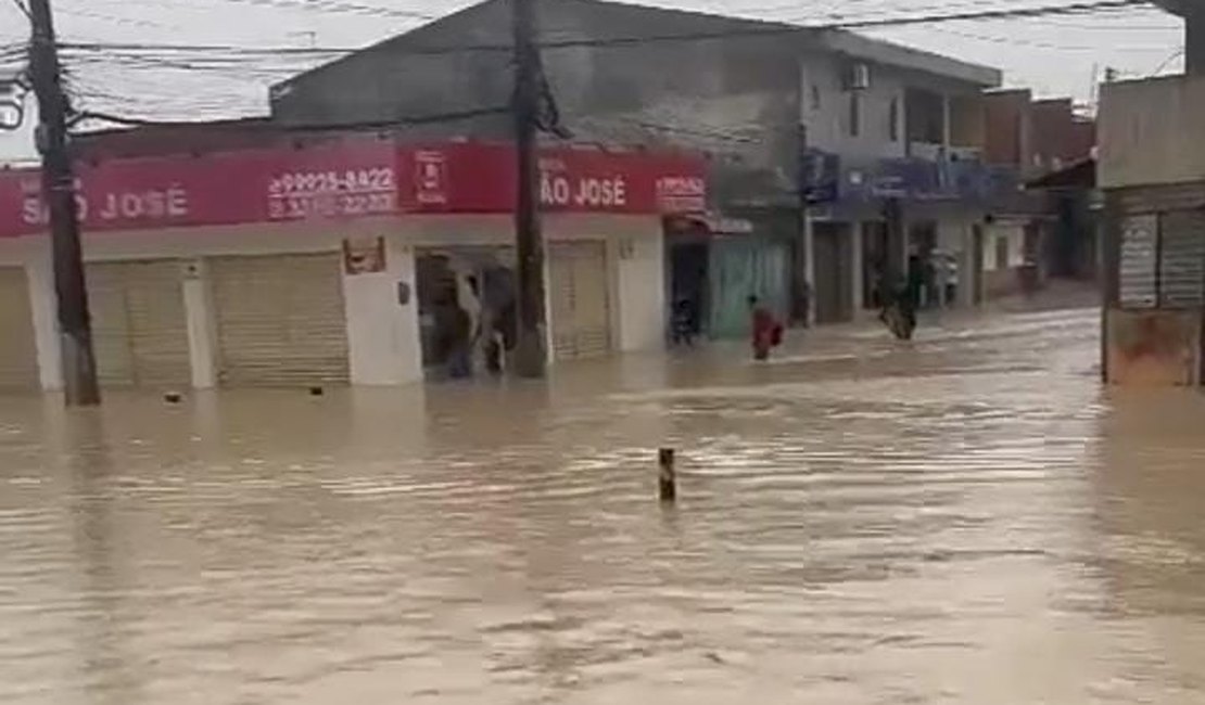 [Vídeo] Empresário critica prefeitura após chuvas fortes em Rio Largo