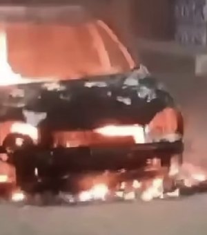 [Vídeo] Veja momento que carro é consumido após vizinho atear fogo por causa de dívida em Arapiraca