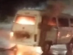 Kombi pega fogo na Avenida Gustavo Paiva, em Maceió; Bombeiros são acionados