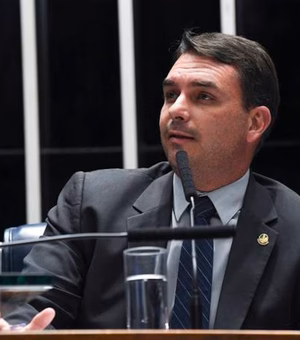 Flávio Bolsonaro passa por duas cirurgias em Brasília