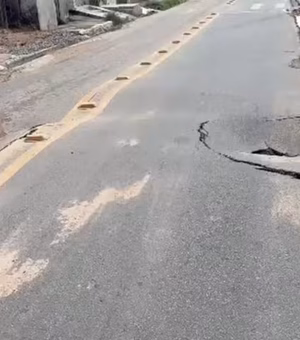 Defesa Civil interdita rua após afundamento no bairro Chã de Bebedouro