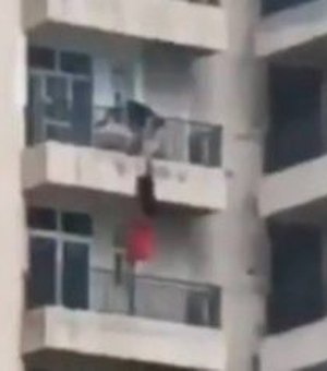 Marido tenta segurar por três minutos, mas mulher cai do 9º andar de prédio