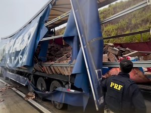 Carga de café tomba de carreta e produtos são saqueados na rodovia BR-101