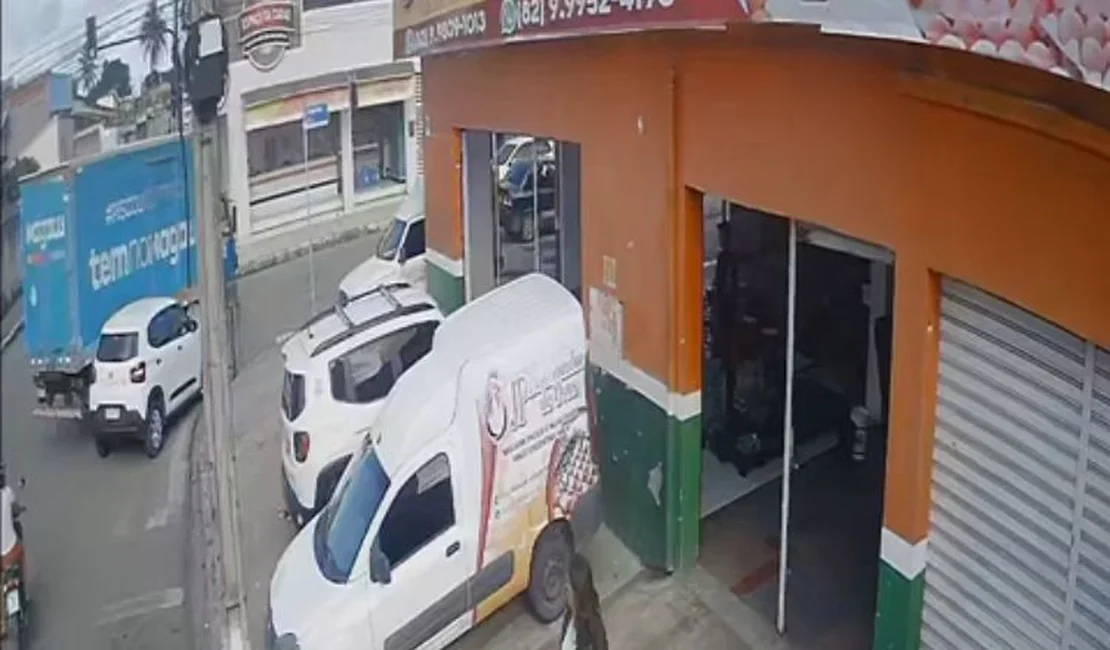 Carro e caminhão colidem durante manobra para acessar rua em Arapiraca