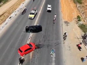 Colisão entre carros termina em capotamento com feridos em Arapiraca