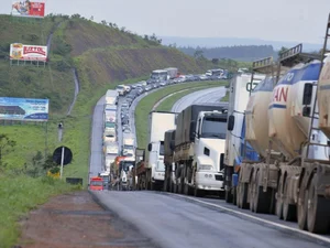 Auxílio para caminhoneiro e taxista começa a ser pago em agosto